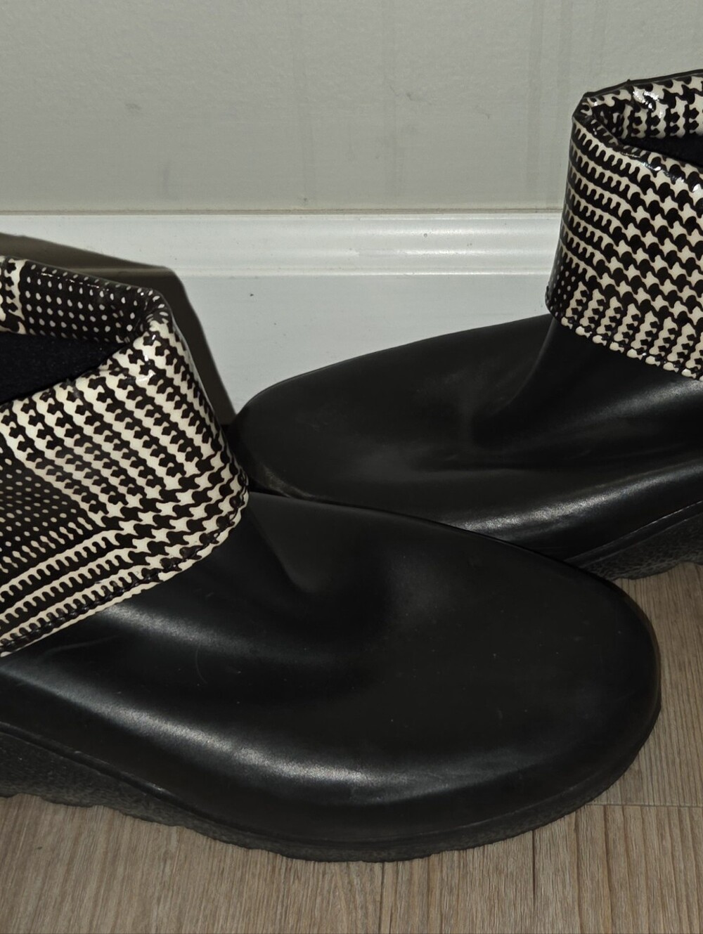 Sperry Top-Sider women’s waterproof rubber rain boots, size 10.Black rubber ank